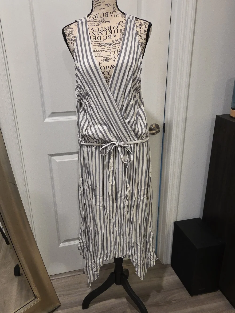 Ava & Viv White and Gray Striped Sleeveless Wrap Dress Size 1X!